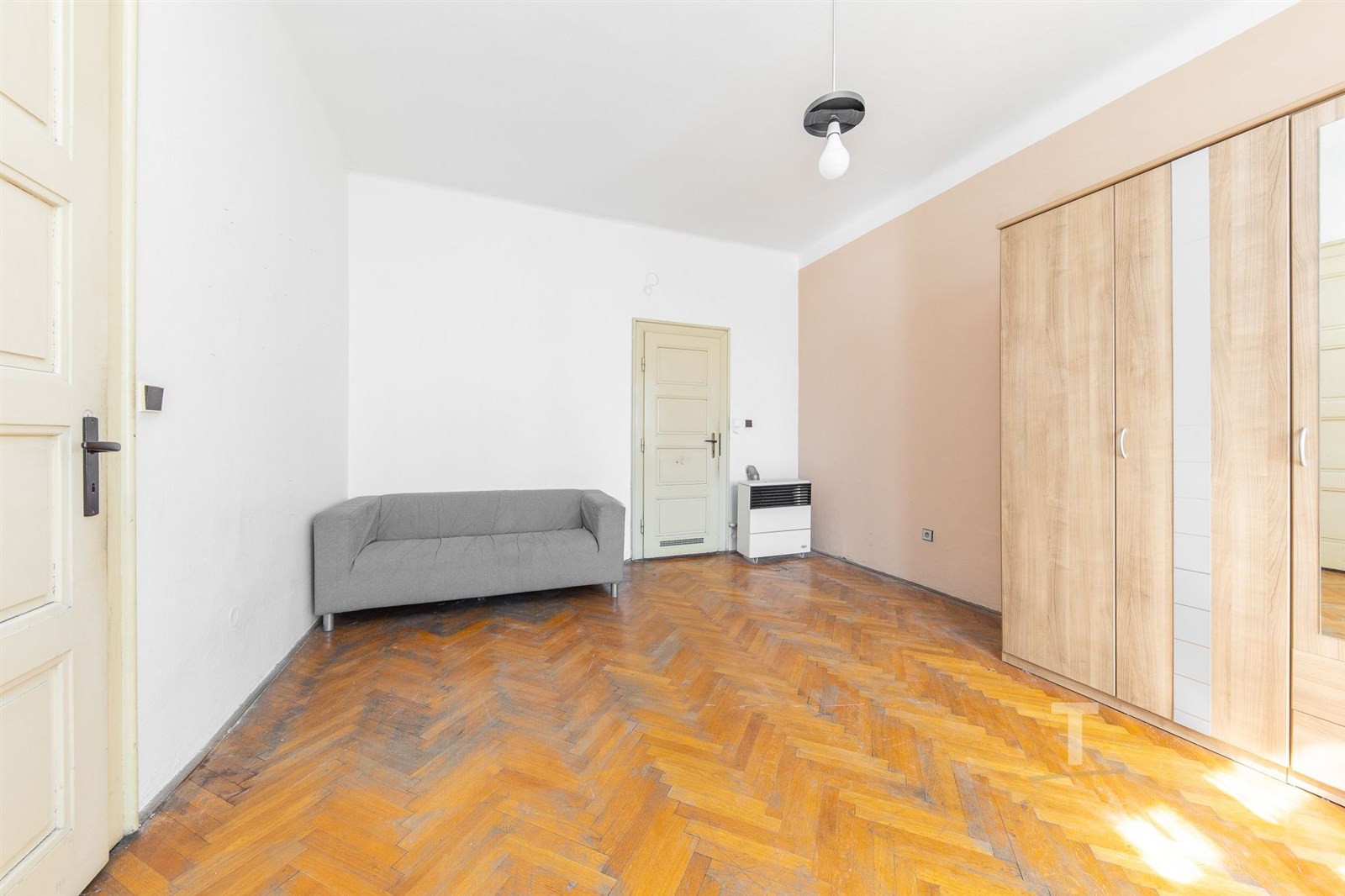 Světlý obývací pokoj s parketovou podlahou, vestav