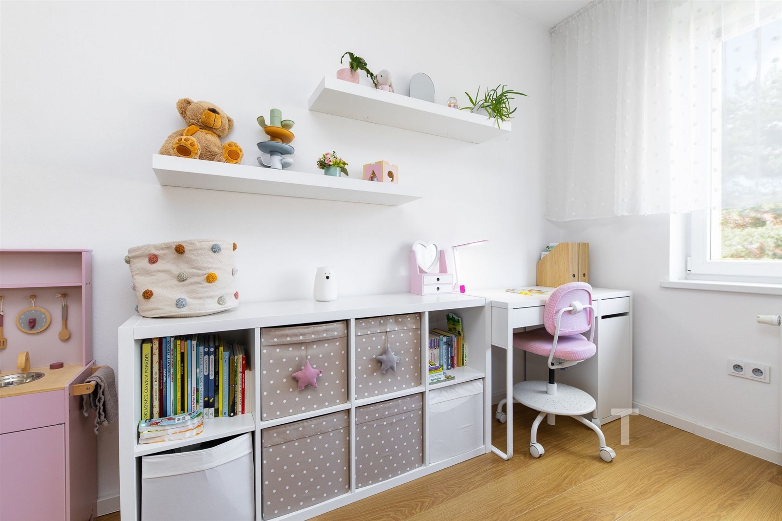Dětský pokoj s parketovou podlahou, bílým nábytkem