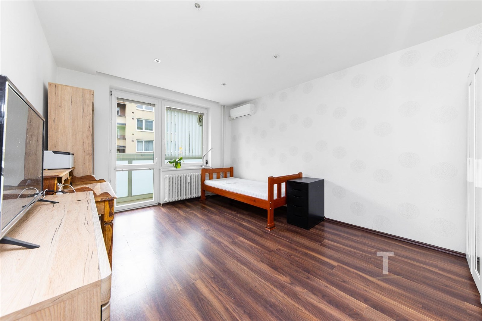 Světlý obývací pokoj s parketovou podlahou, velká 