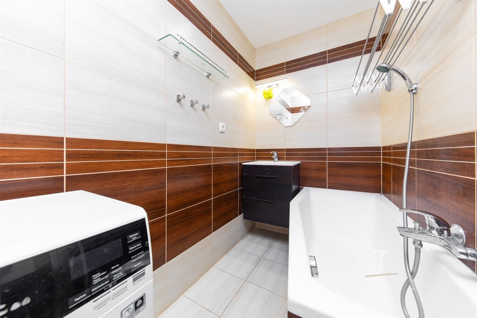 Moderní koupelna s dlažbou, dřevěnými obklady a va