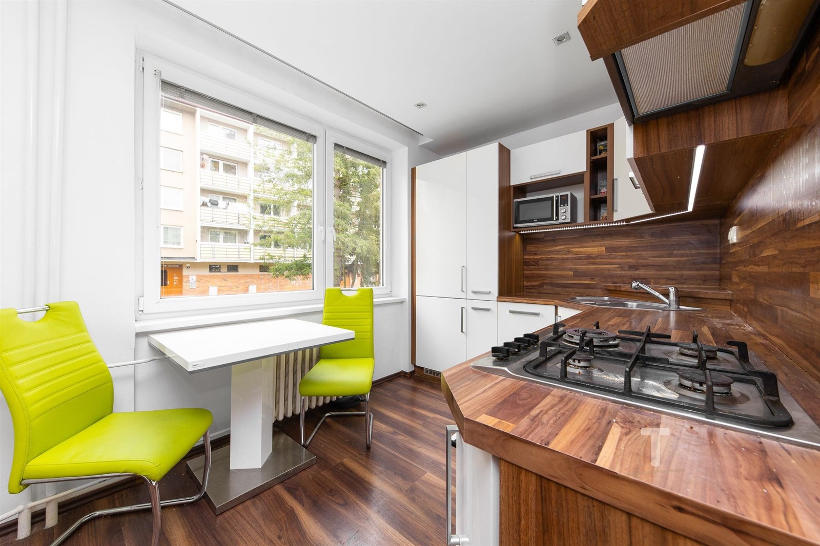 Moderní kuchyň s parketovou podlahou, dřevěnou pra