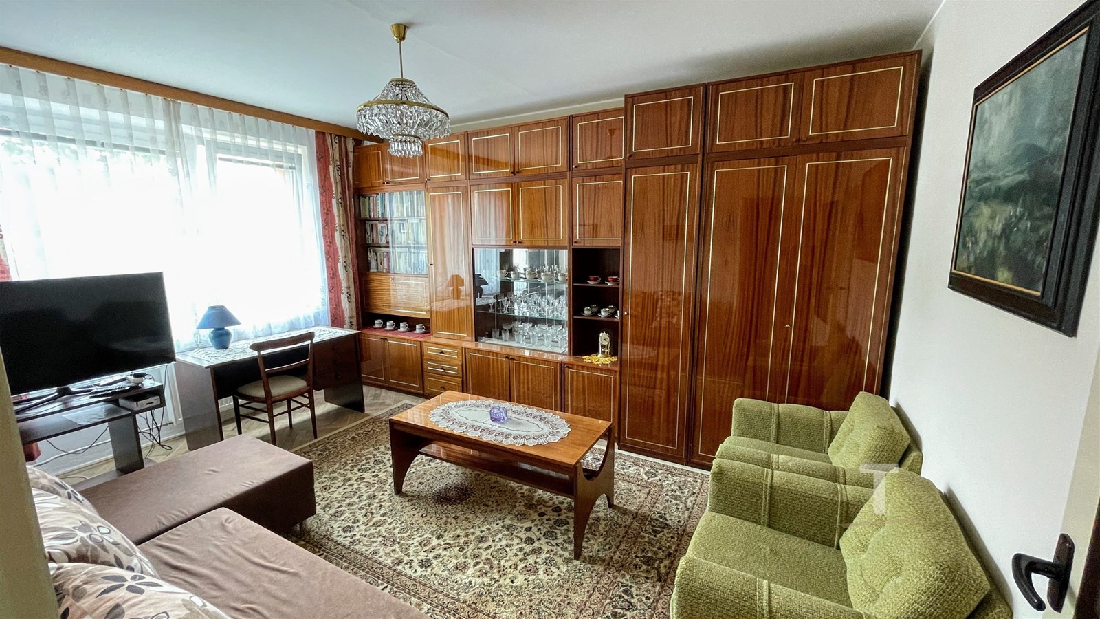 Světlý obývací pokoj s parketovou podlahou, vestav