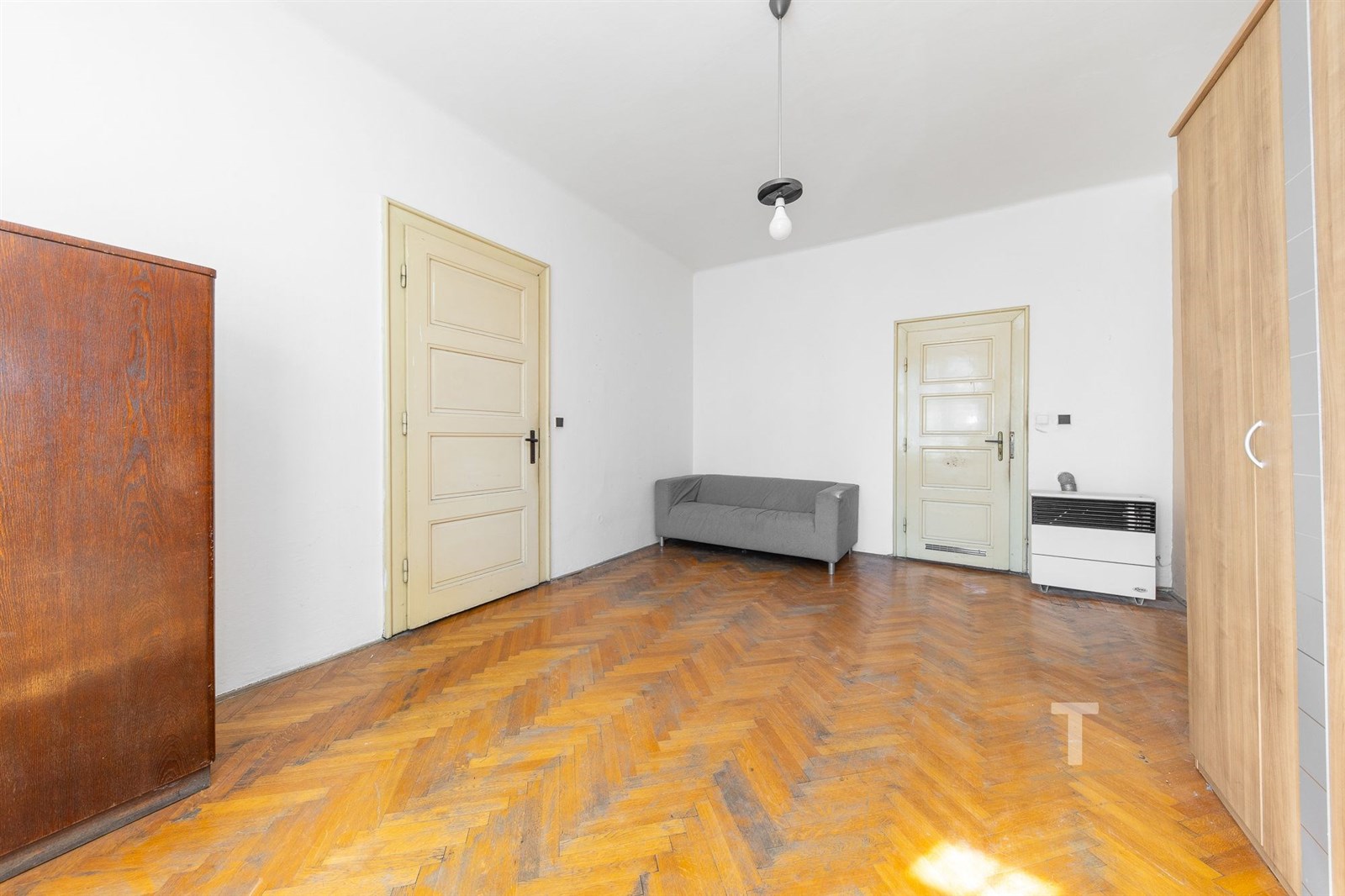 Prostorný obývací pokoj s parketovou podlahou, svě