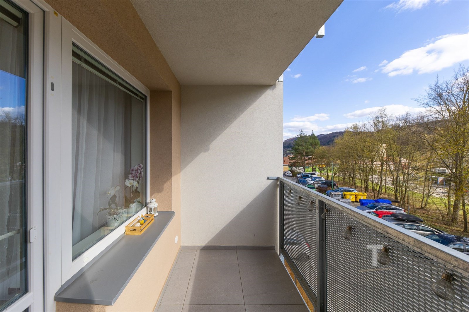 Prostorný balkon s dlažbou, moderní zábradlí, výhl