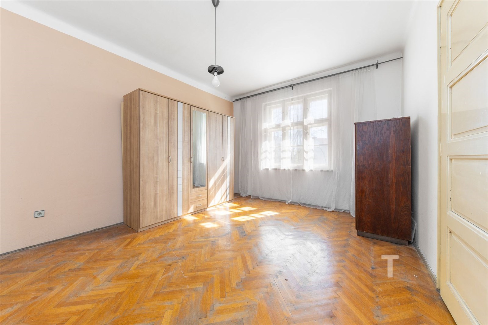 Světlý obývací pokoj, parketová podlaha, vestavěné