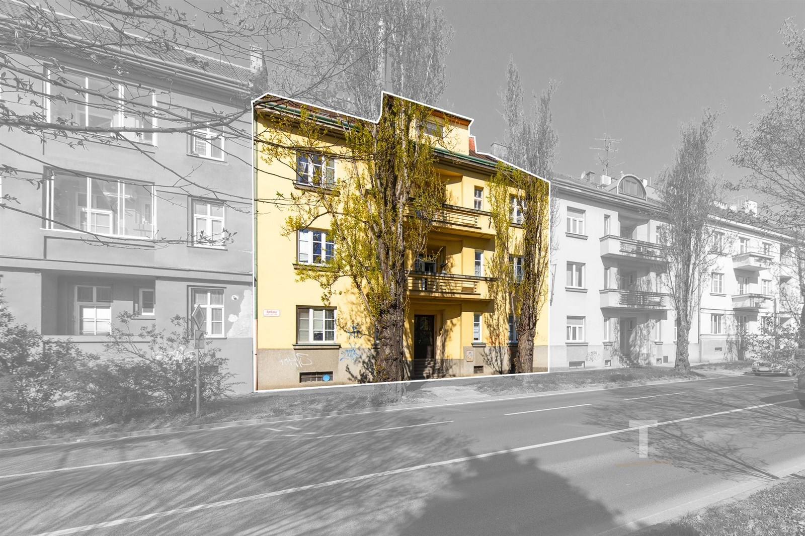 Žlutý bytový dům s balkonem, rekonstruovaná fasáda