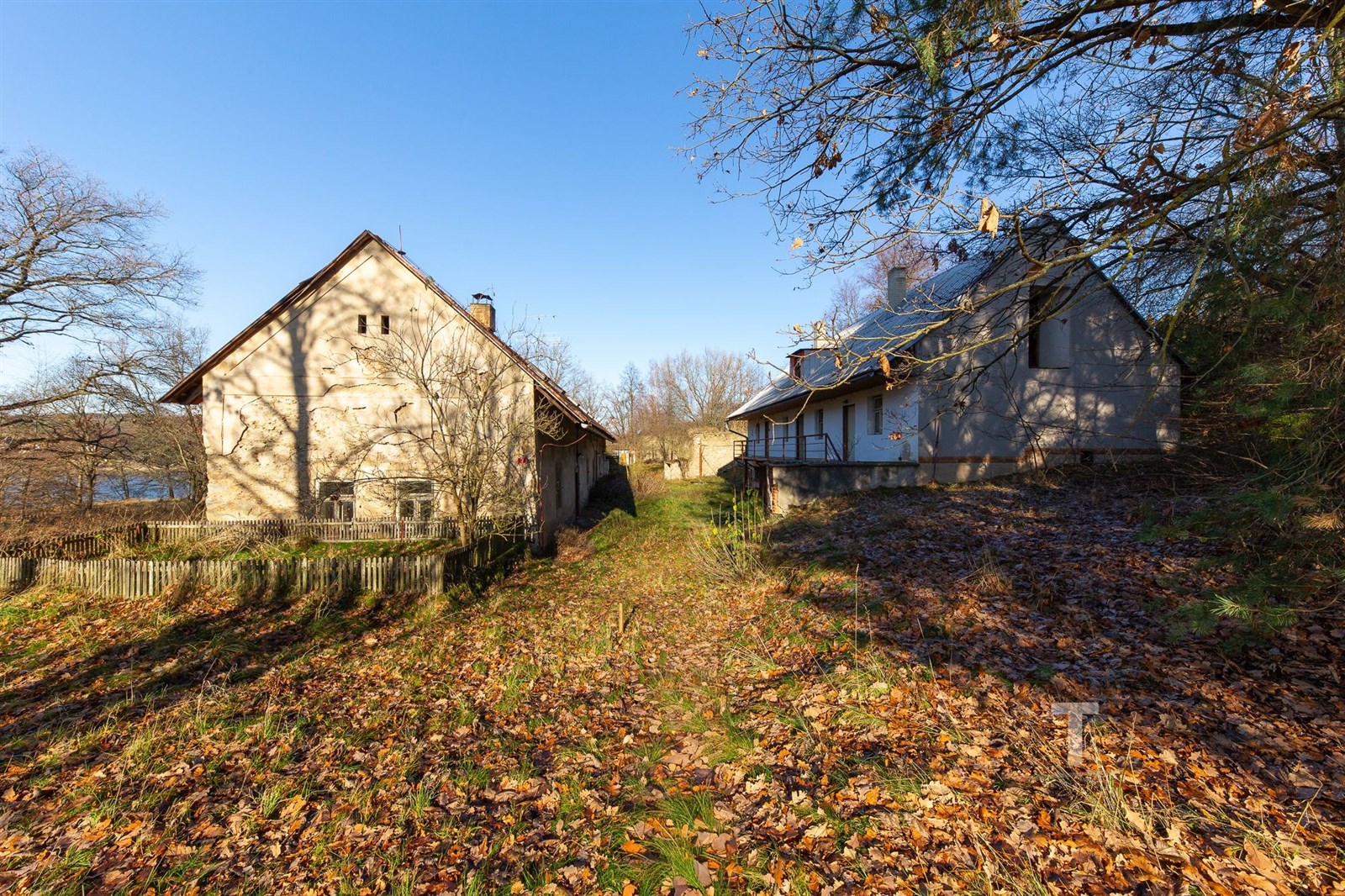 Dům na venkově obklopený přírodou, původní stavba s šikmou střechou, vhodné pro rekonstrukci na moderní bydlení, klidná lokalita.