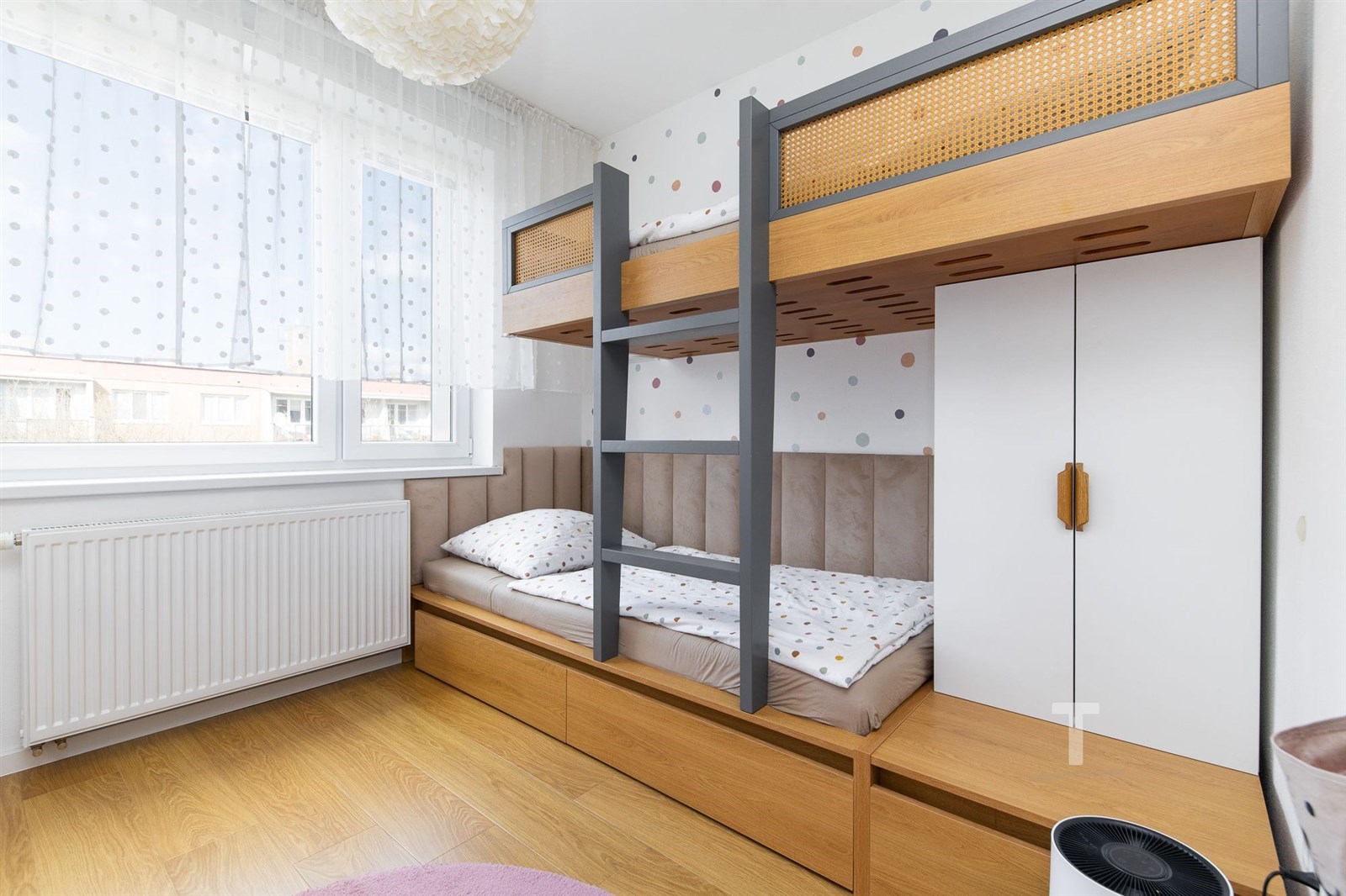 Dětský pokoj s parketovou podlahou, vestavěným náb