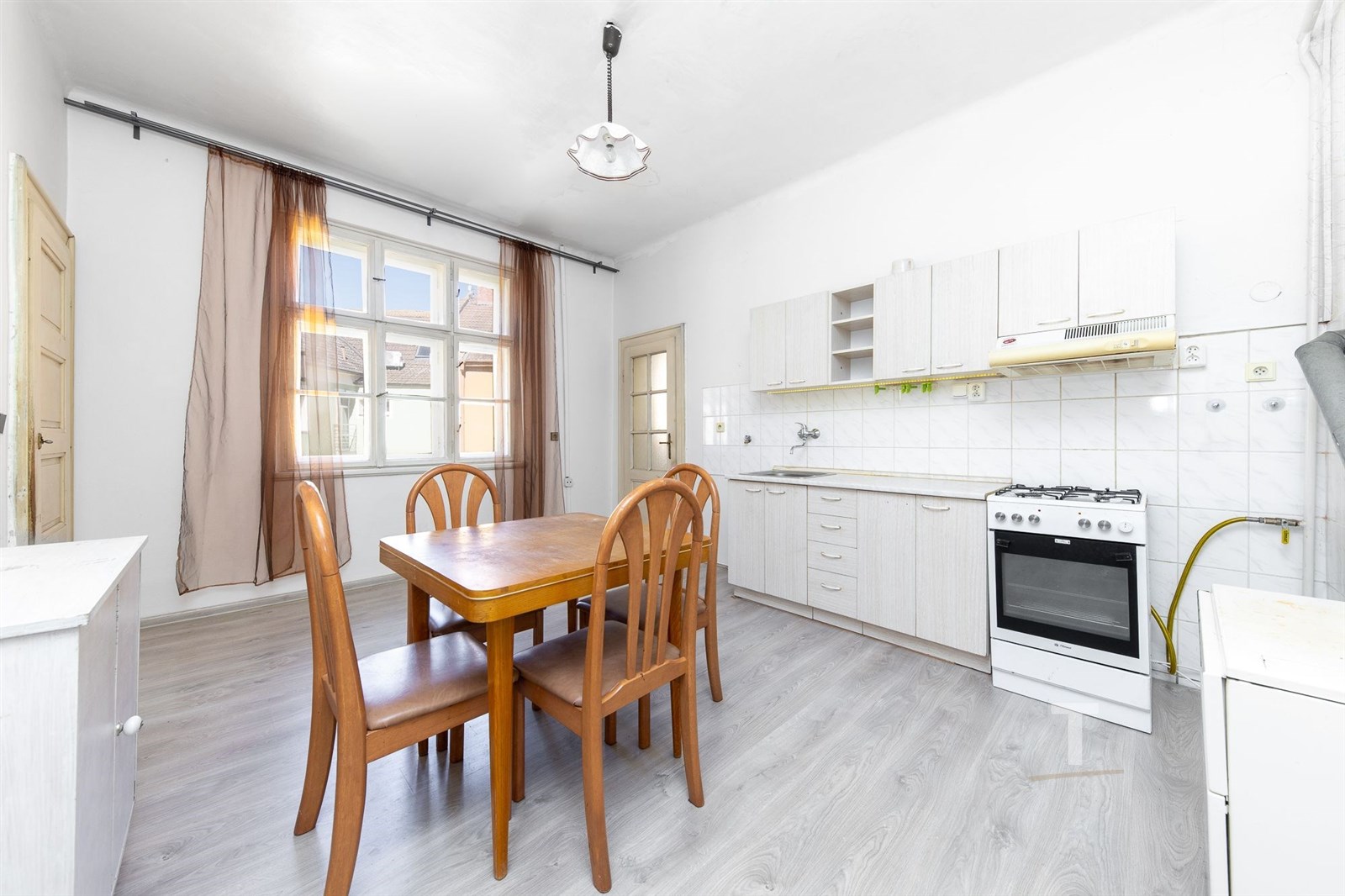 Světlá kuchyň s parketovou podlahou, vestavěnými s