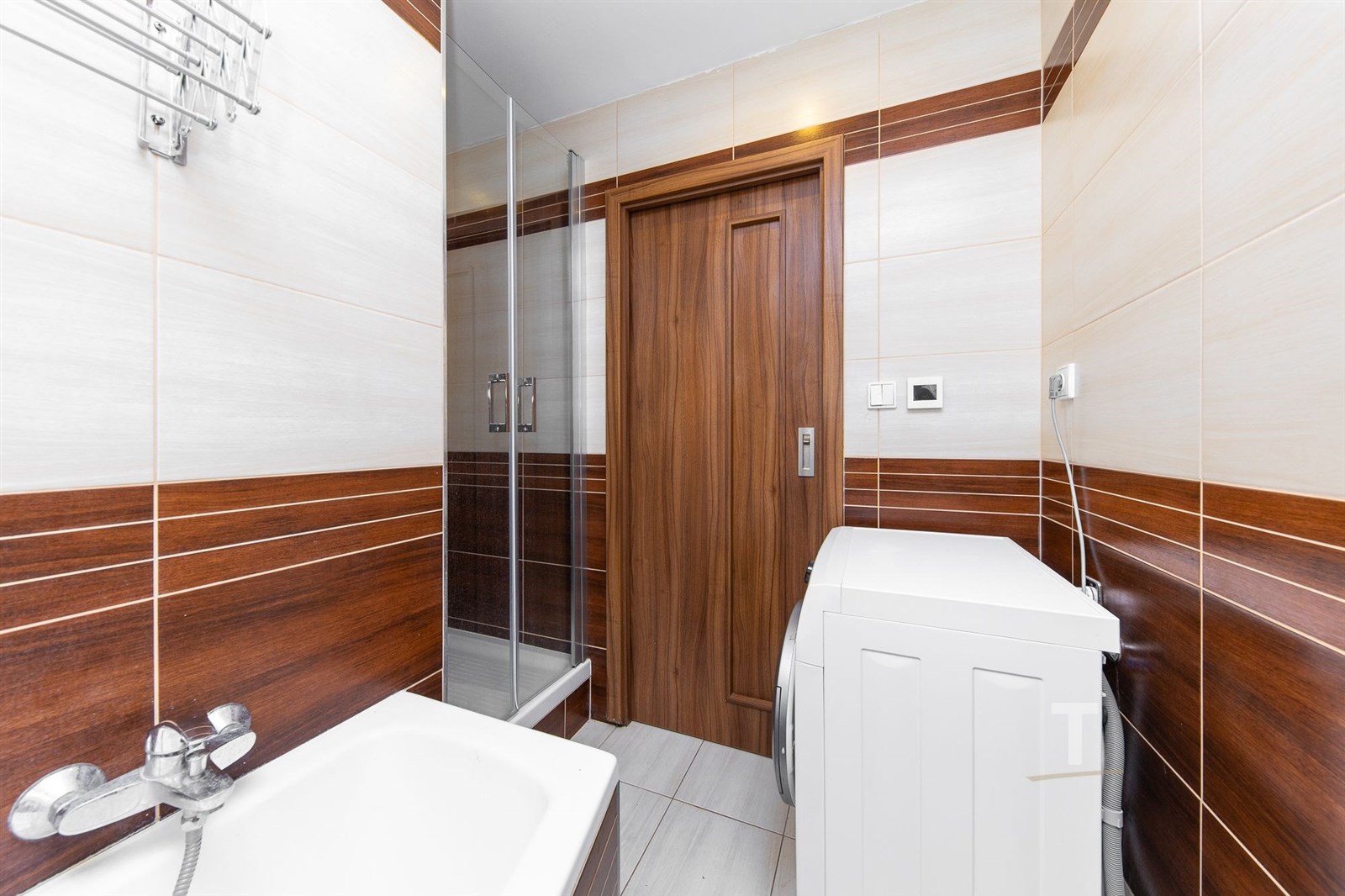 Moderní koupelna s dlažbou a dřevěnými obklady, ob