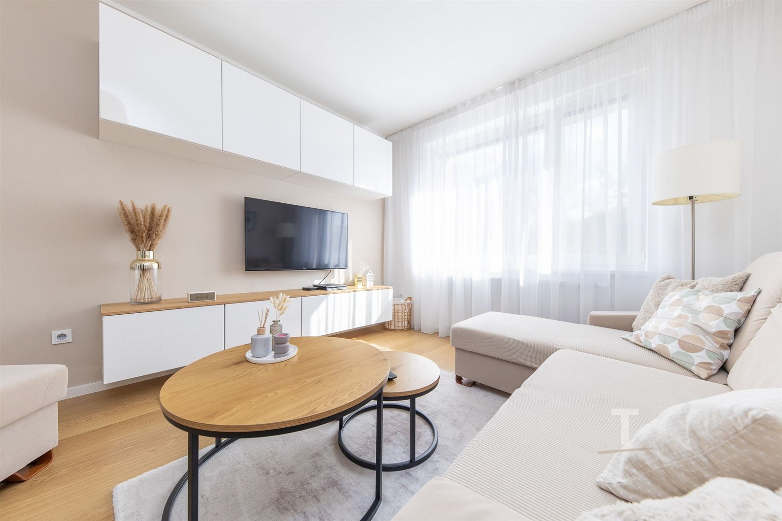 Světlý obývací pokoj s parketovou podlahou, velká 