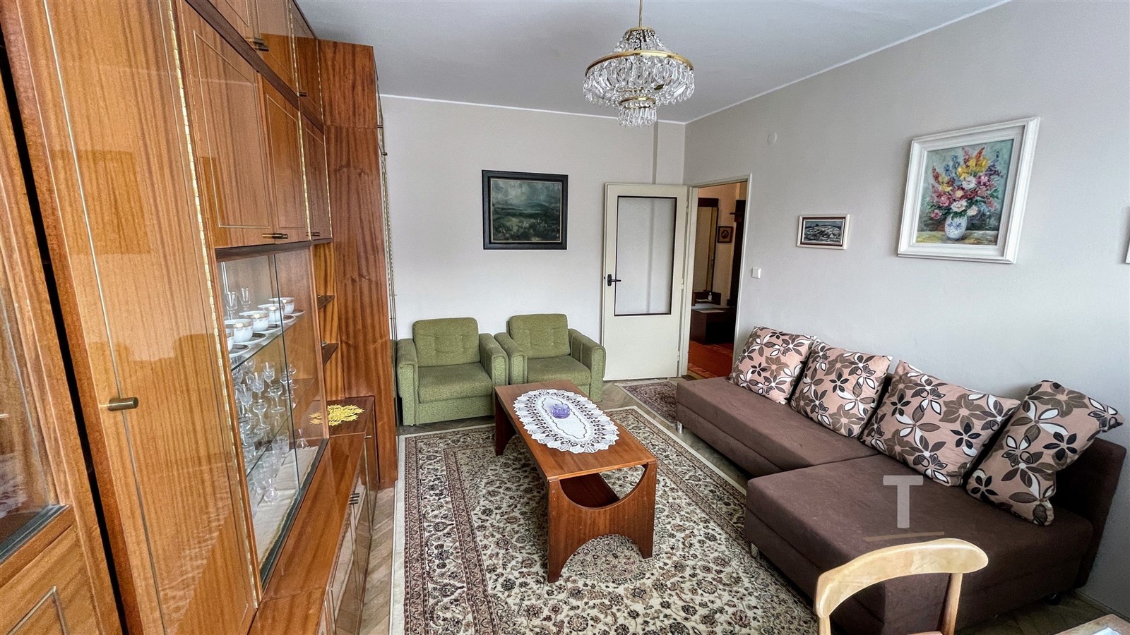 Světlý obývací pokoj s parketovou podlahou a dřevě