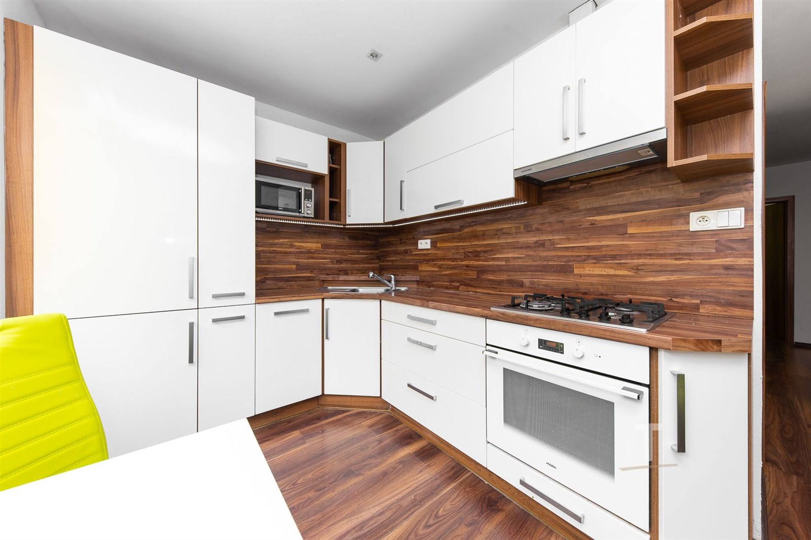 Moderní kuchyň s dřevěnou pracovní deskou, vestavě