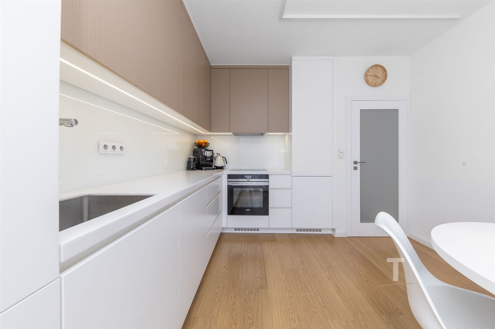 Moderní kuchyň s parketovou podlahou, vestavěnými 