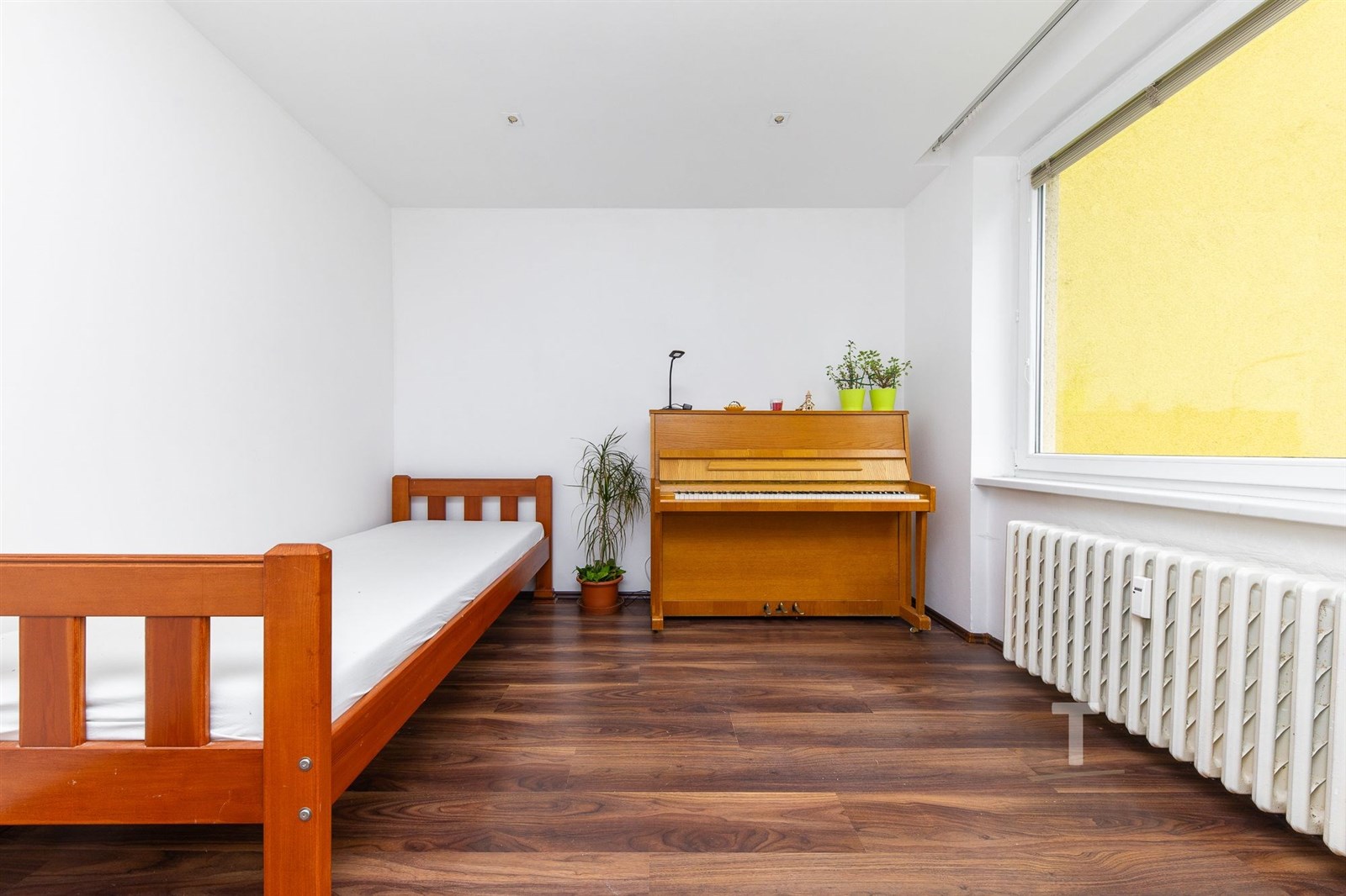 Jednoduchý pokoj s parketovou podlahou, dřevěnou p