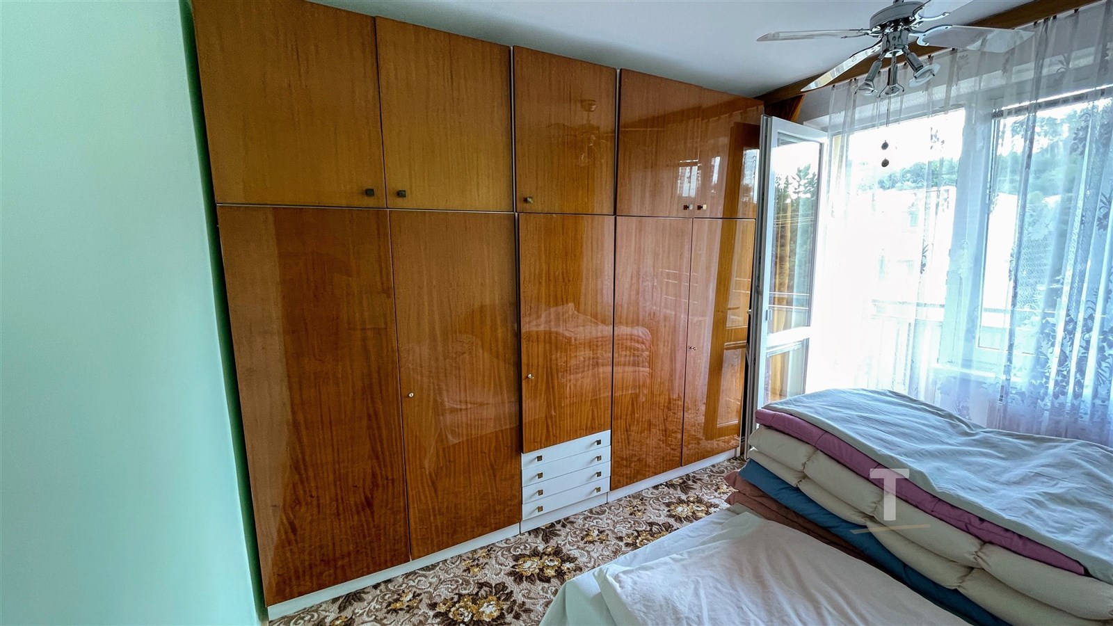 Vestavěné skříně s dřevěným povrchem v ložnici, sv