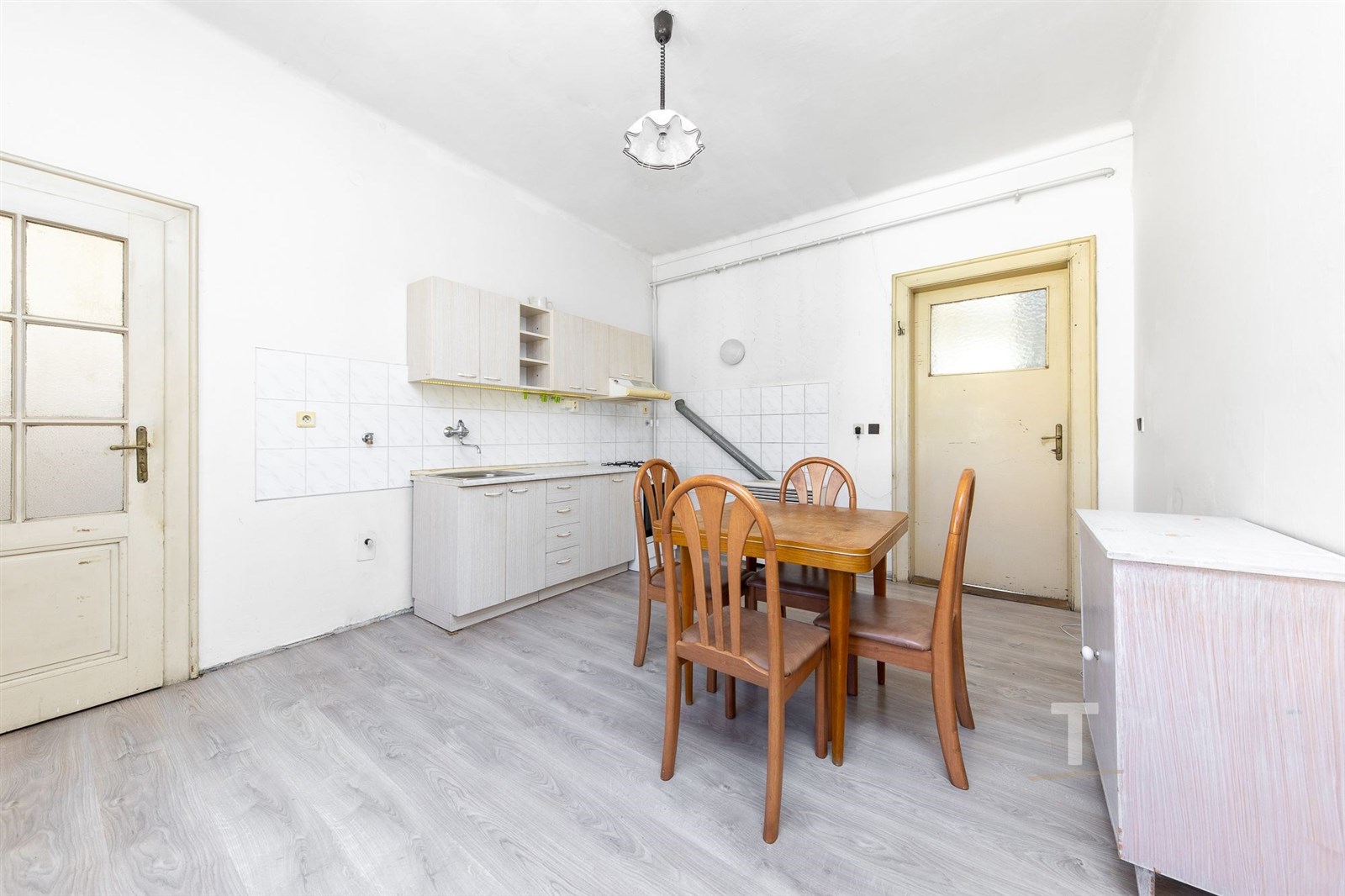 Kuchyň s dřevěnou podlahou a vestavěnými skříněmi,