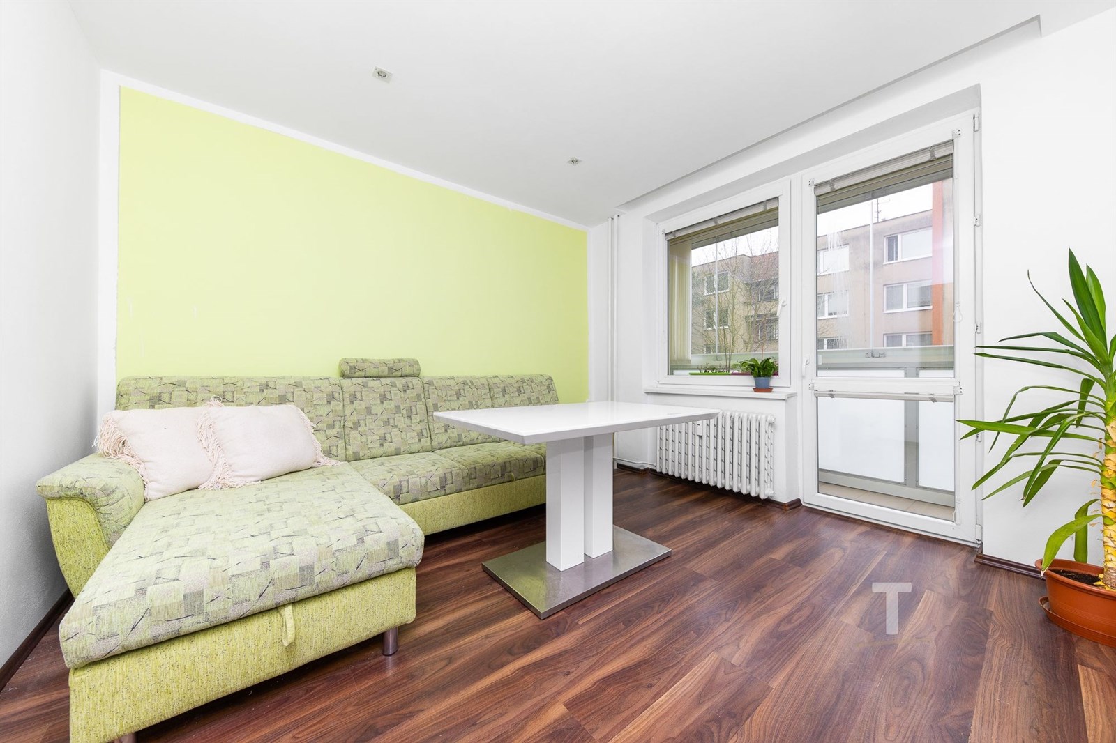 Světlý obývací pokoj s laminátovou podlahou, velká