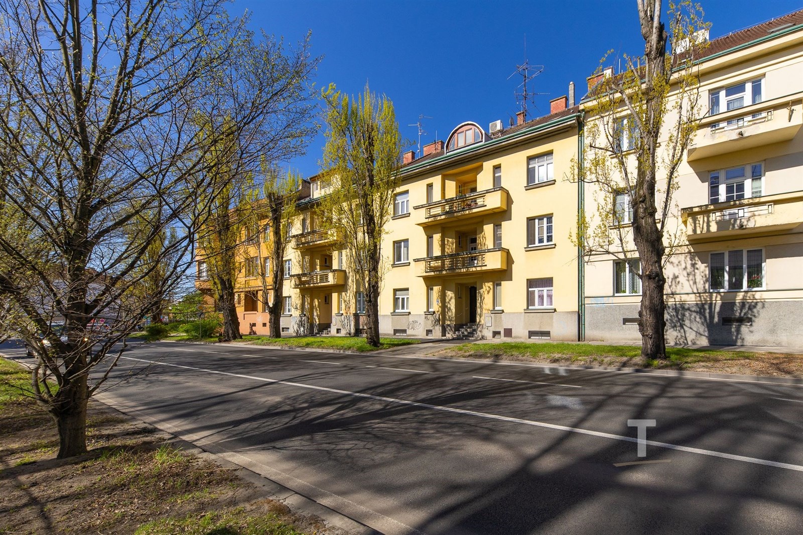 Bytový dům s rekonstruovanými balkony, nové fasády