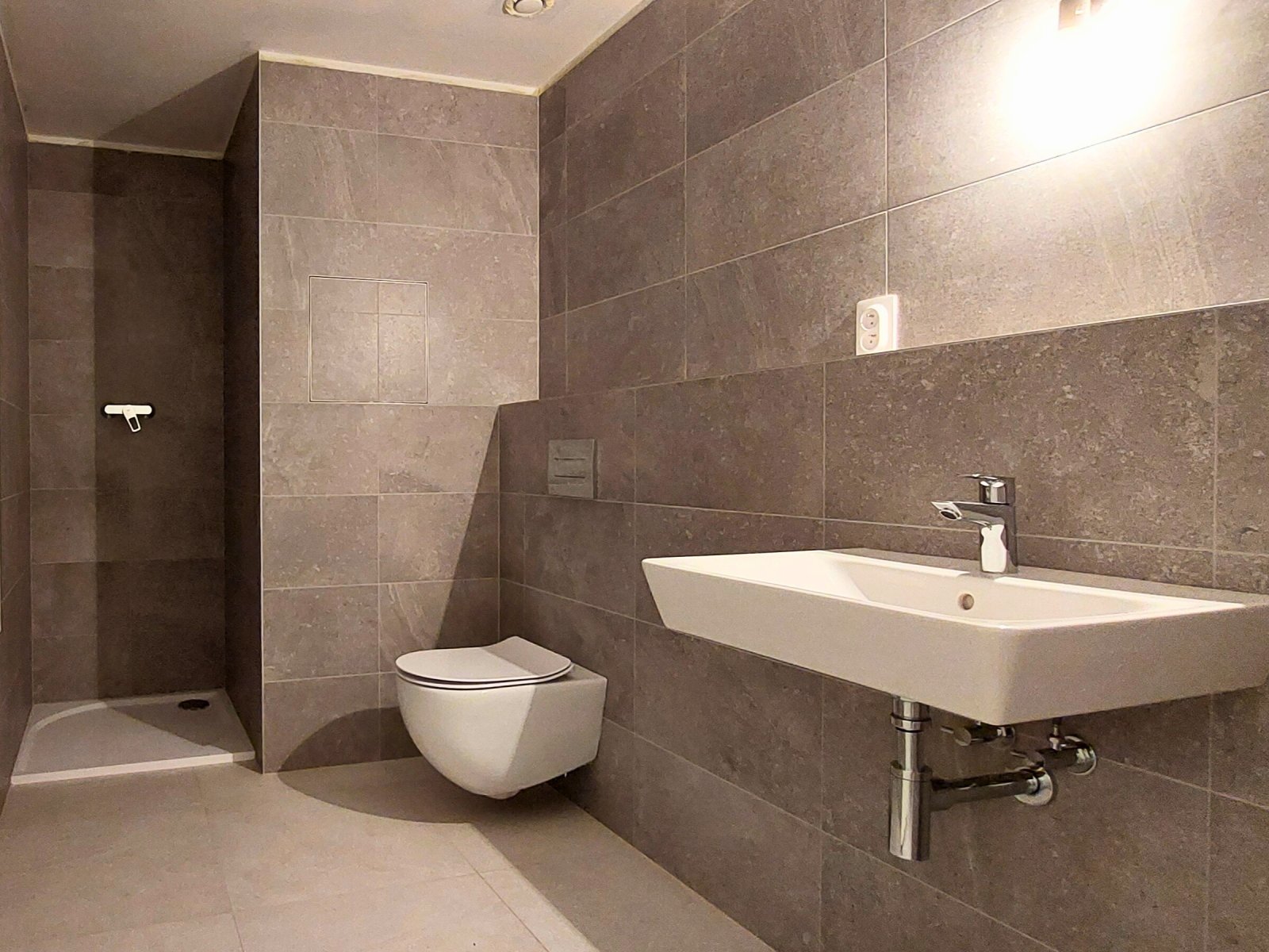 Novostavba Zelene? kaska?dy Praha 9 Developer GARTAL Koupelna a WC.jpg