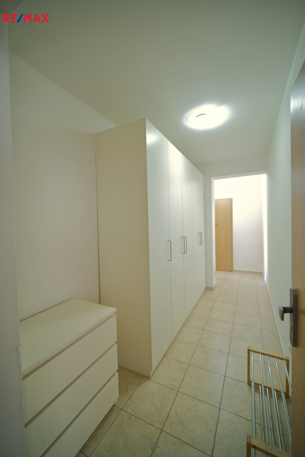 Prostorná chodba s úložným prostorem