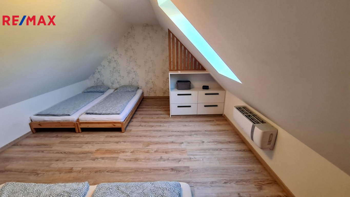 V patře je instalována klimatizace a je zde střešní okno
