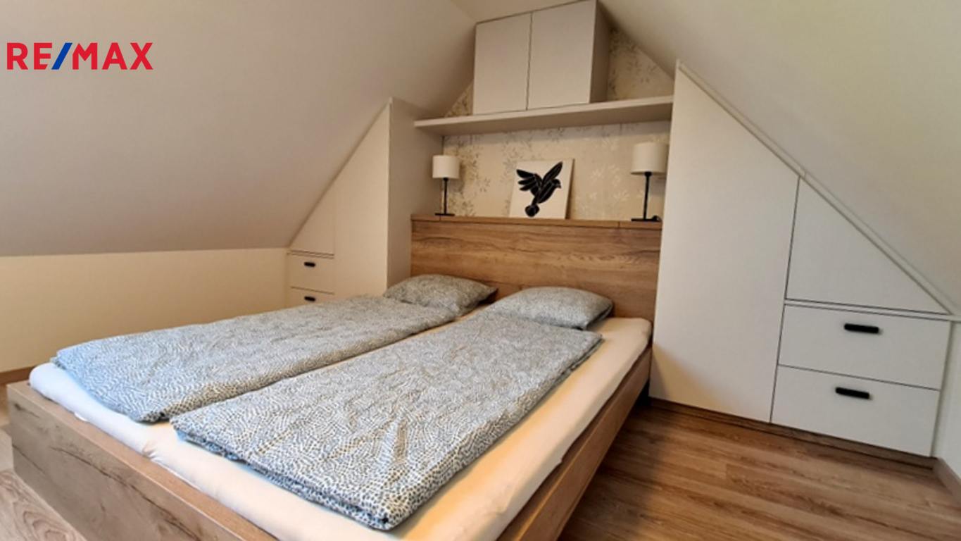 V patře je veliký prostor pro umístění ložnice