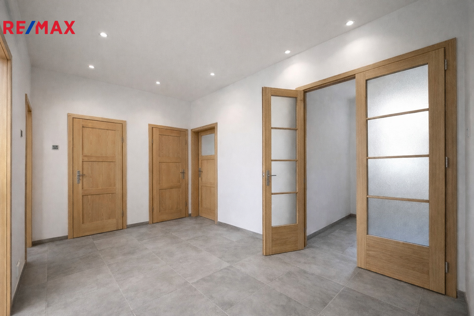 Centrální chodba po - REKO.