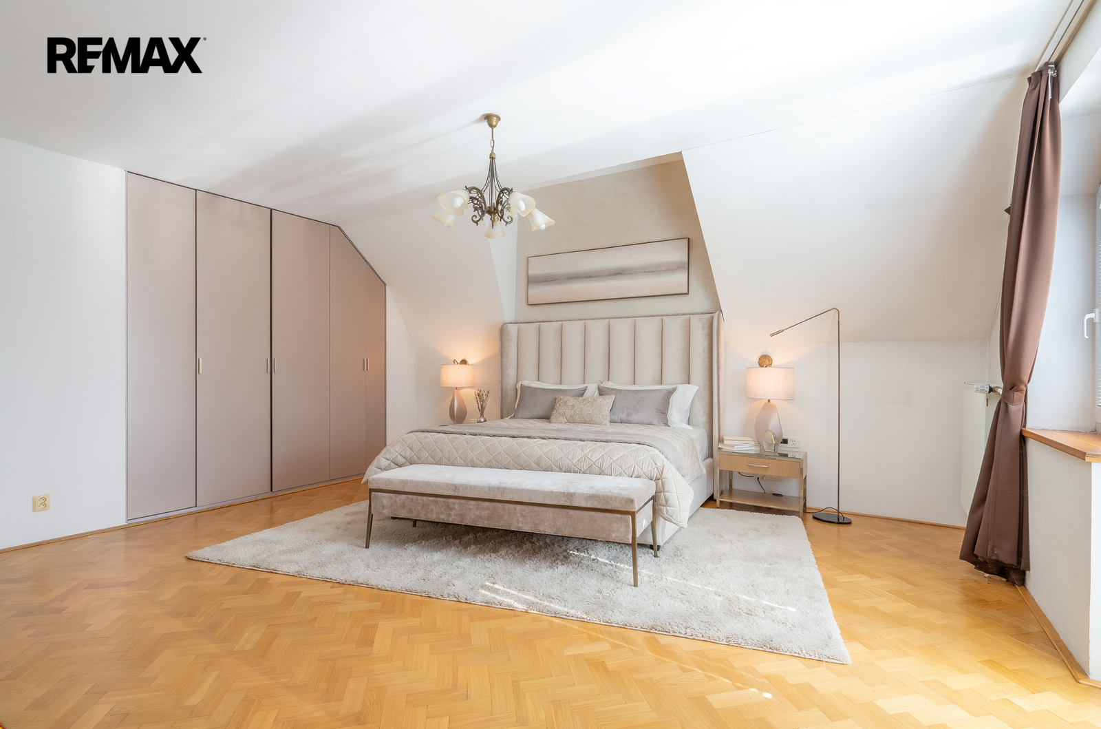 Prodej rodinného domu 290 m² – pohled 5