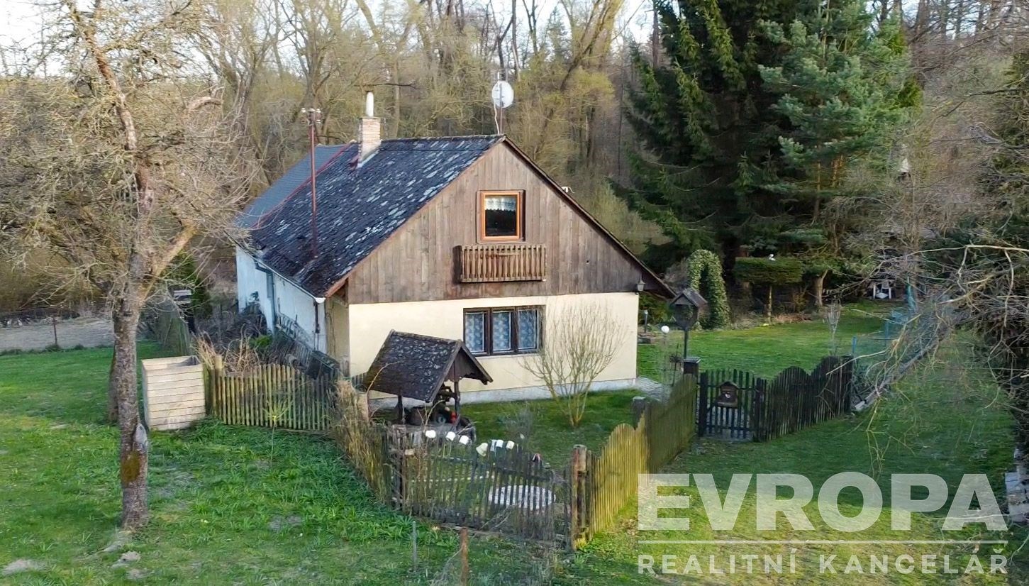 Tradiční venkovský dům s dřevěným obložením, malý 