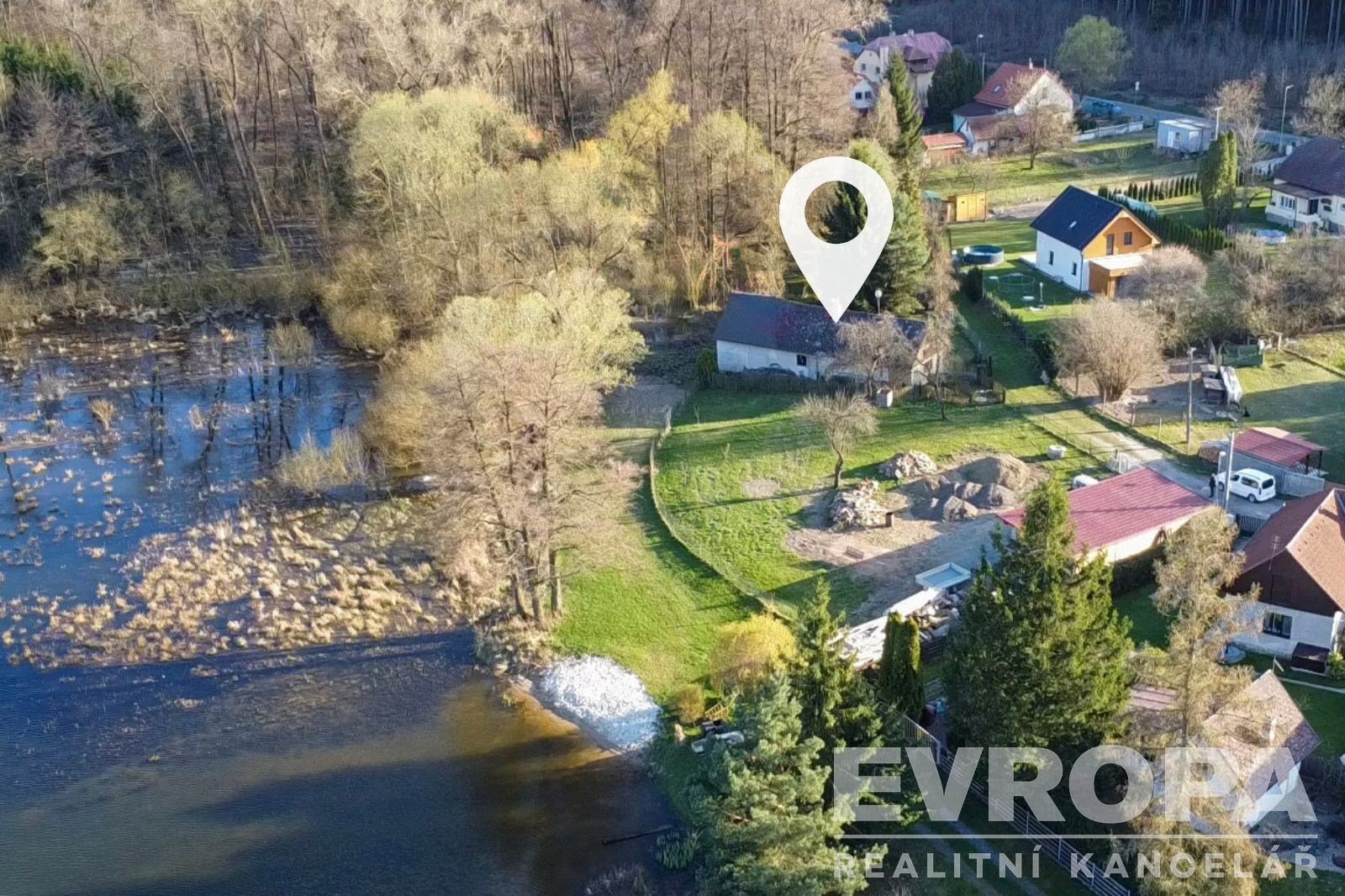 Letecký pohled na malebnou venkovskou nemovitost v