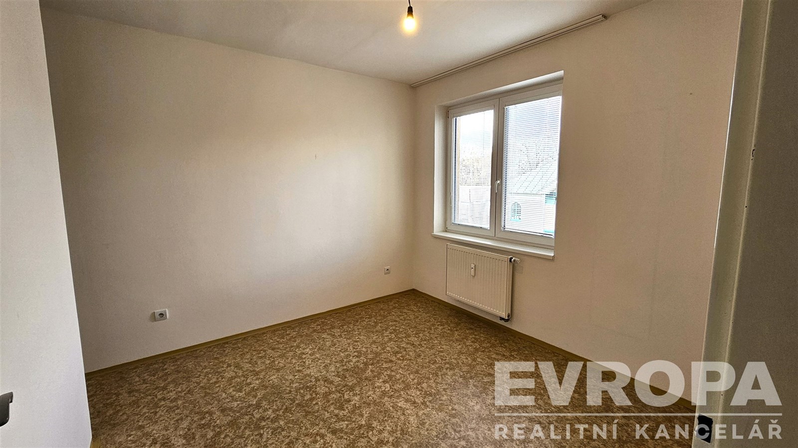 prázdná místnost, koberec, radiátor, přirozené svě