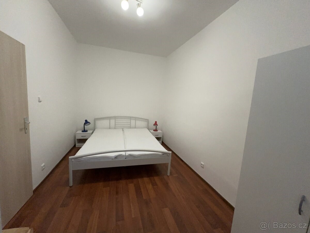 pokoj / ložnice s dřevěná podlaha