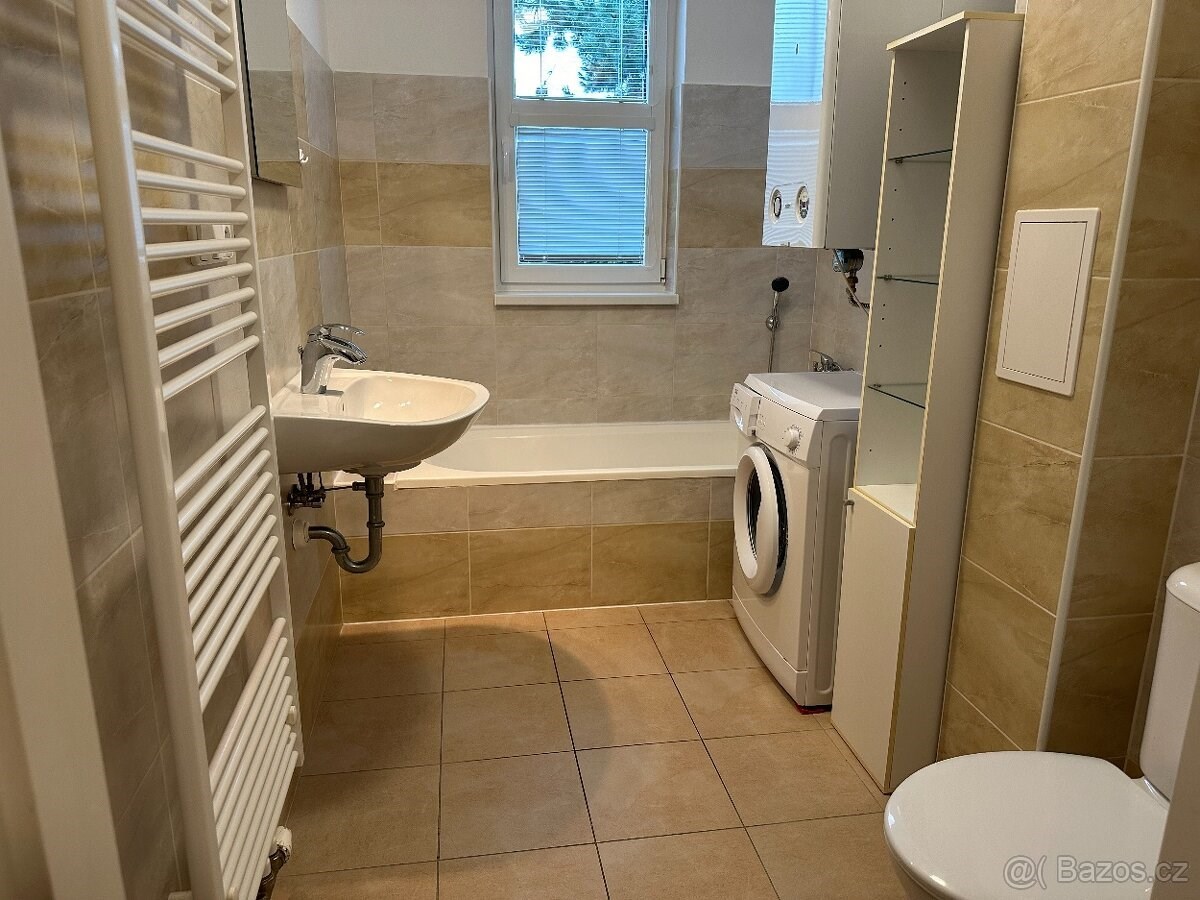 vana s stěna dlaždic, toaleta, dřez, kachličková podlaha, a přirozené světlo