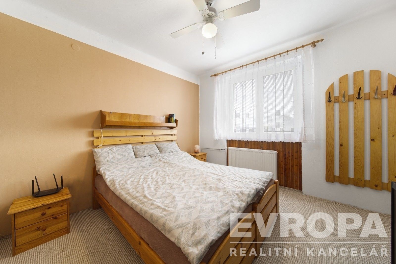 pokoj / ložnice s stropní větrák, radiátor, přiroz