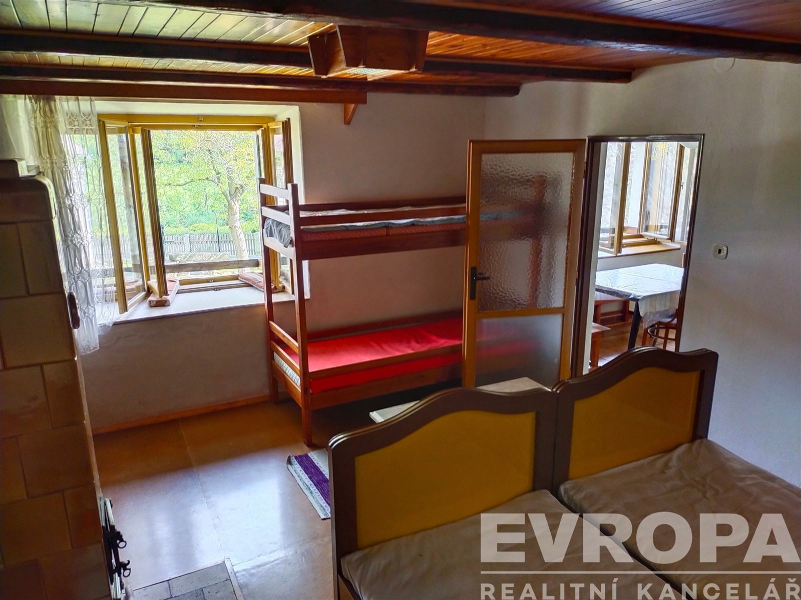 pokoj / ložnice s kachličková podlaha, přirozené světlo, a trámový strop