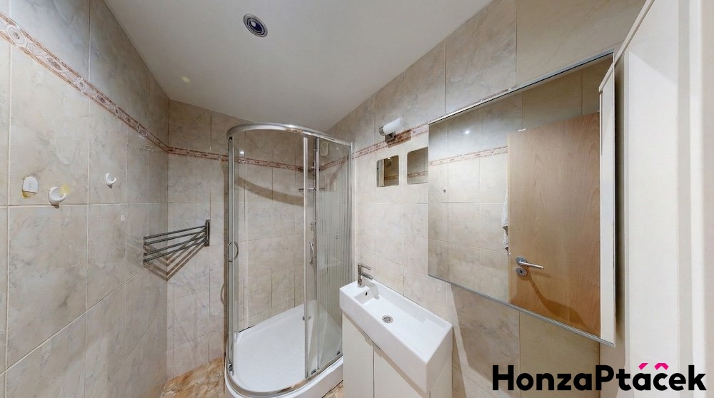 Prodej bytu 1+1 s lodz?ii?, Poznan?ska? Bohnice, Honza Pta?c?ek realitni? makle?r? v Praze pla?ny do