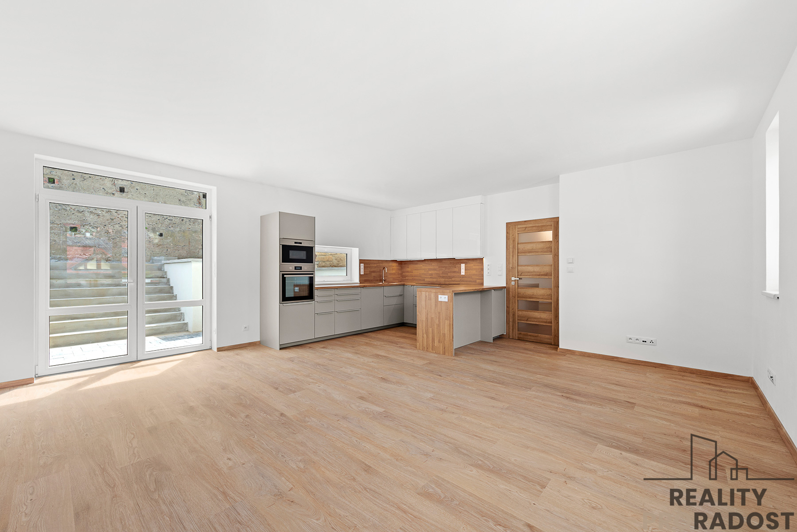 Obývací pokoj s kuchyní1