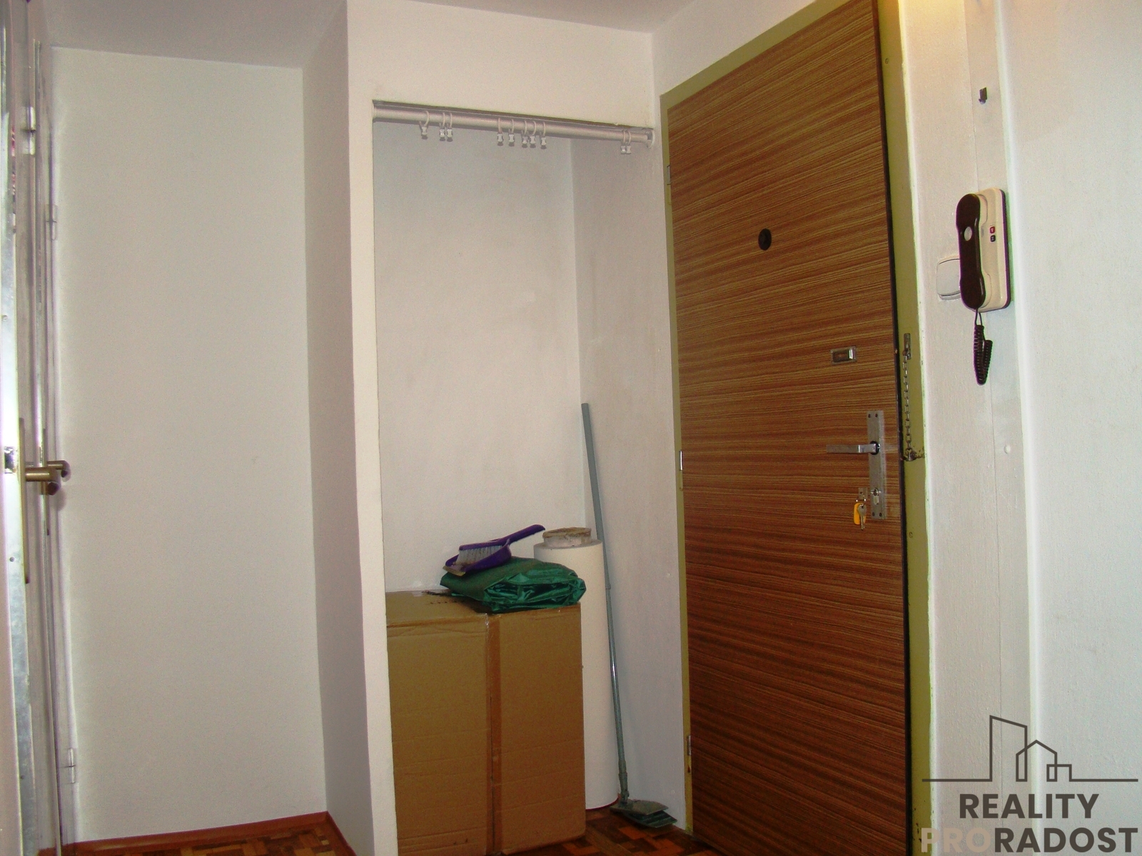 předsíň - vchod do bytu