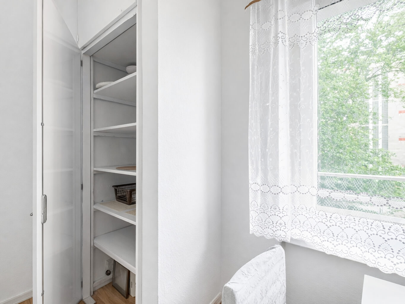 Otevřená spíž s policemi pro potraviny přímo v kuc