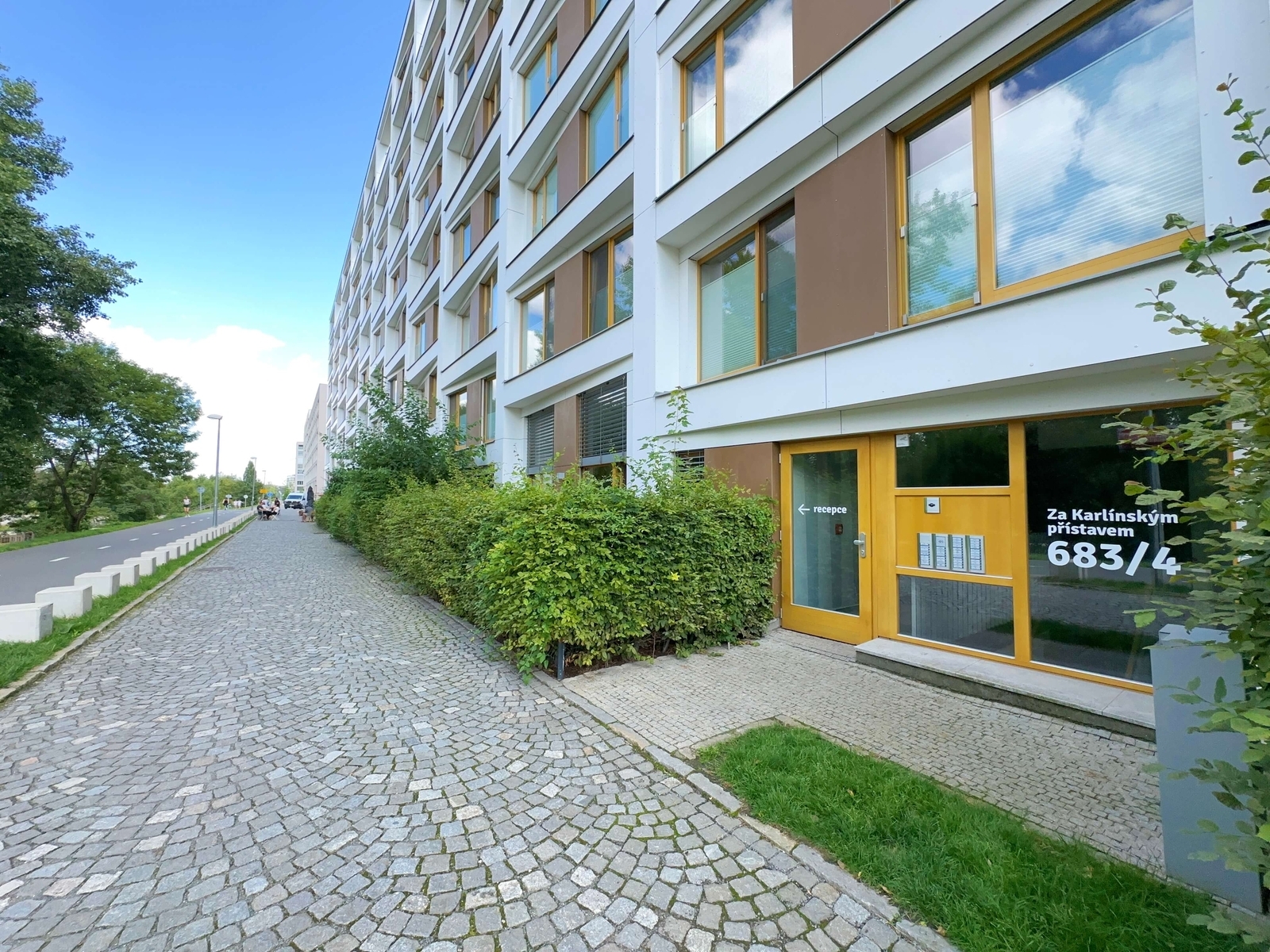 Hlavní vstup do Rezidence Vltava z ulice Za Karlínským přístavem