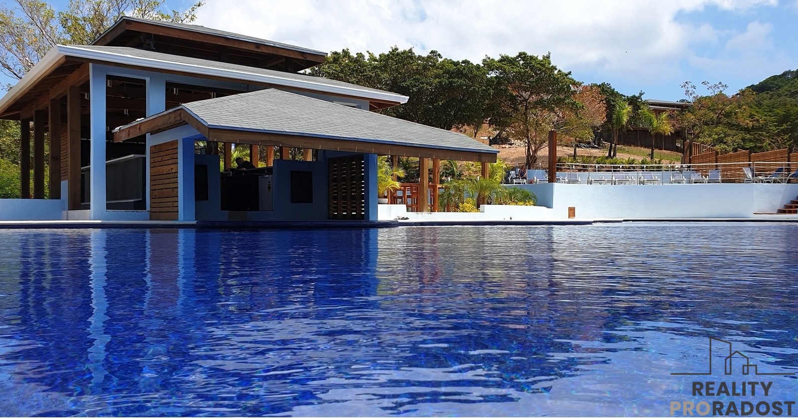 Infinity pool and bar