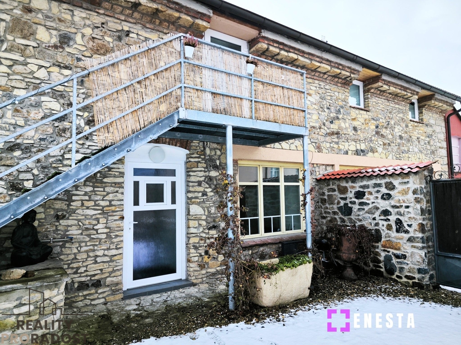 Pohled na okna bytu (dole)