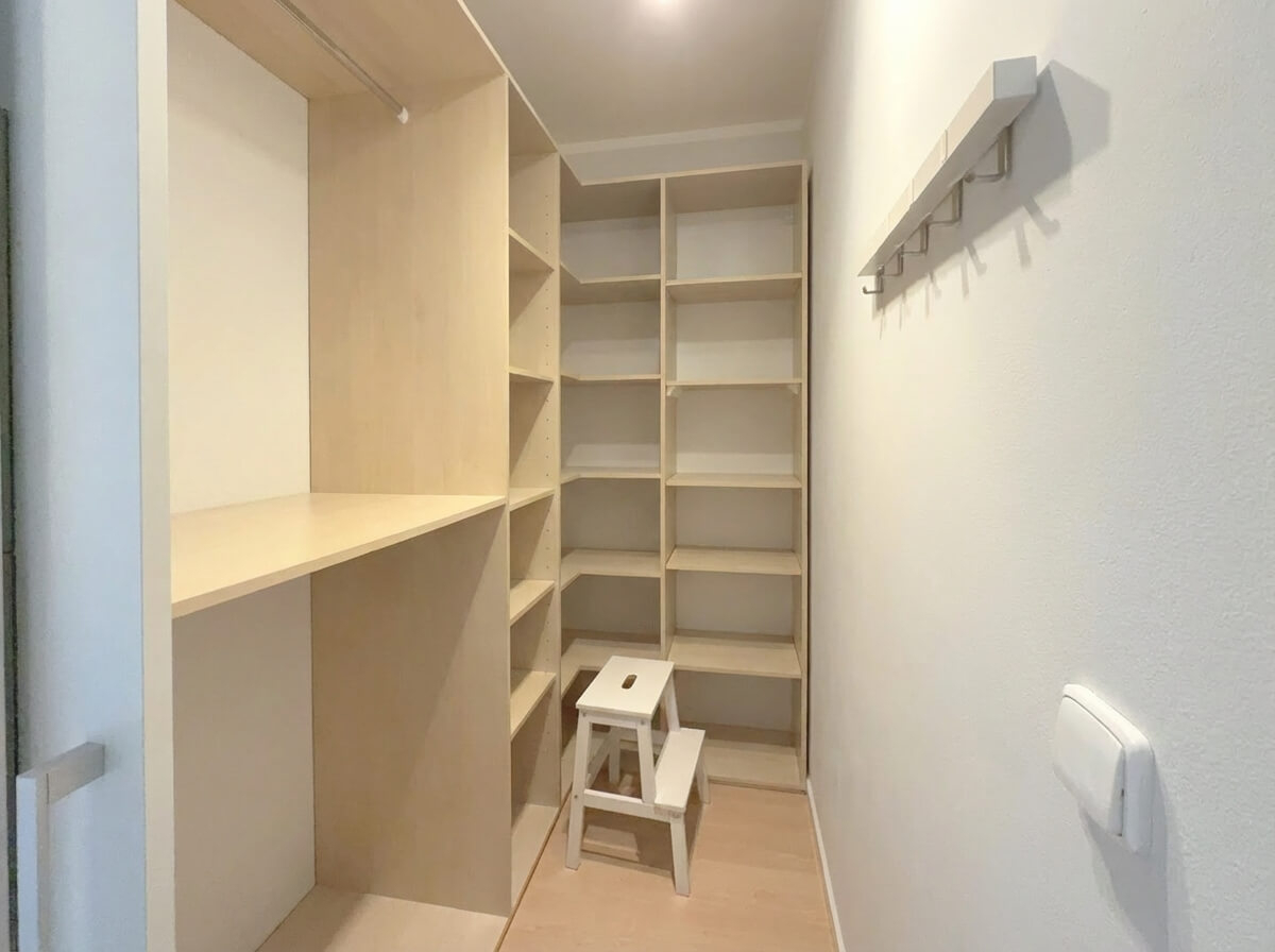 Šatna s vestavěným úložným systémem nabízí praktic