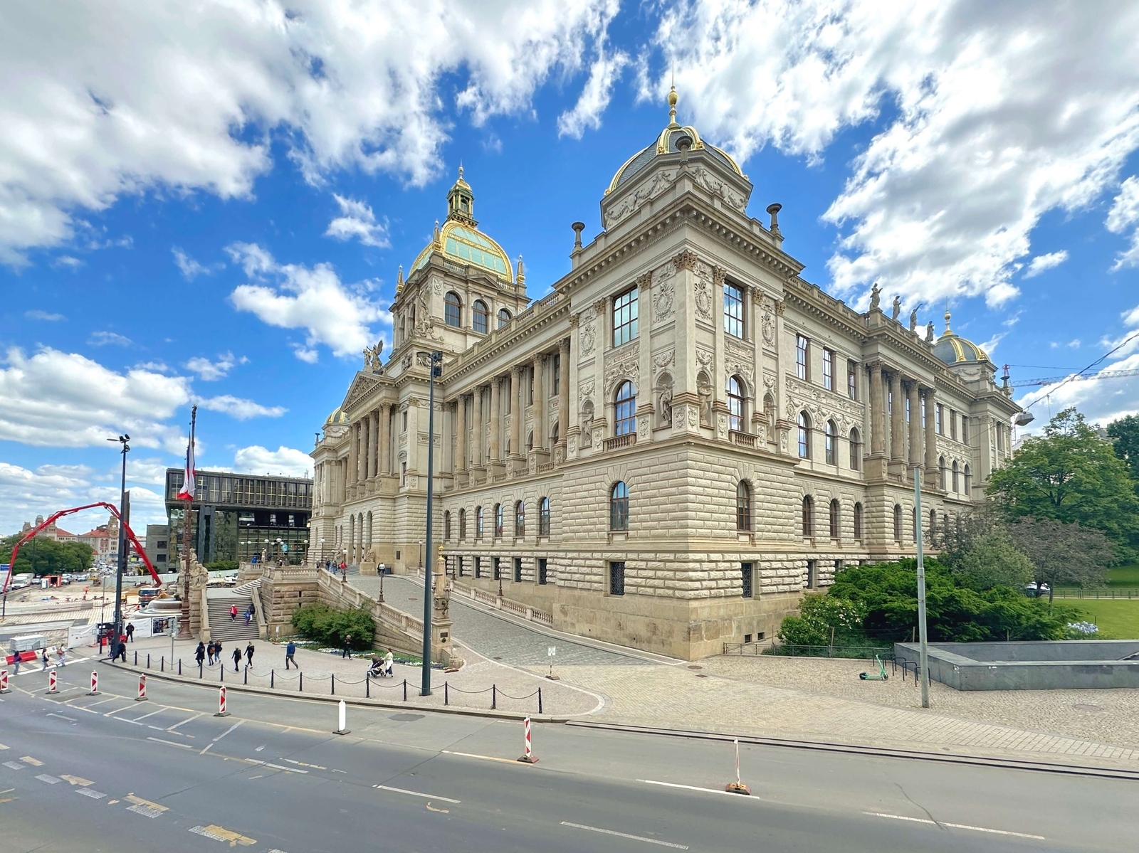 Národní muzeum z oken bytu, Praha 1 – monumentální architektura a blízkost Václavského náměstí.