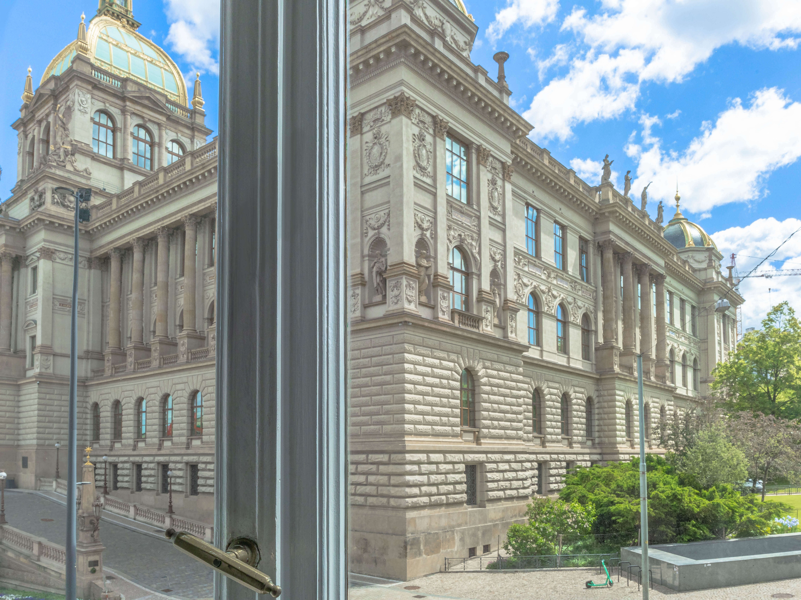 Výhled z bytu přímo na Národní muzeum a přilehlý park. Prestižní adresa v centru Prahy.