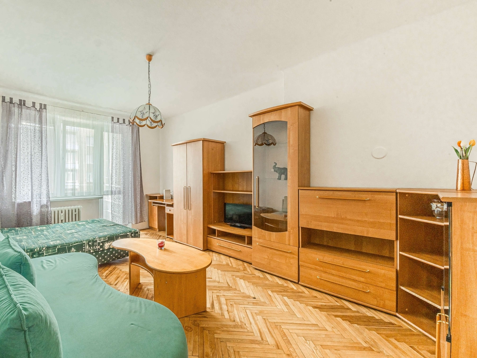 Prostorná obytná místnost, dřevěné podlahy, nábyte
