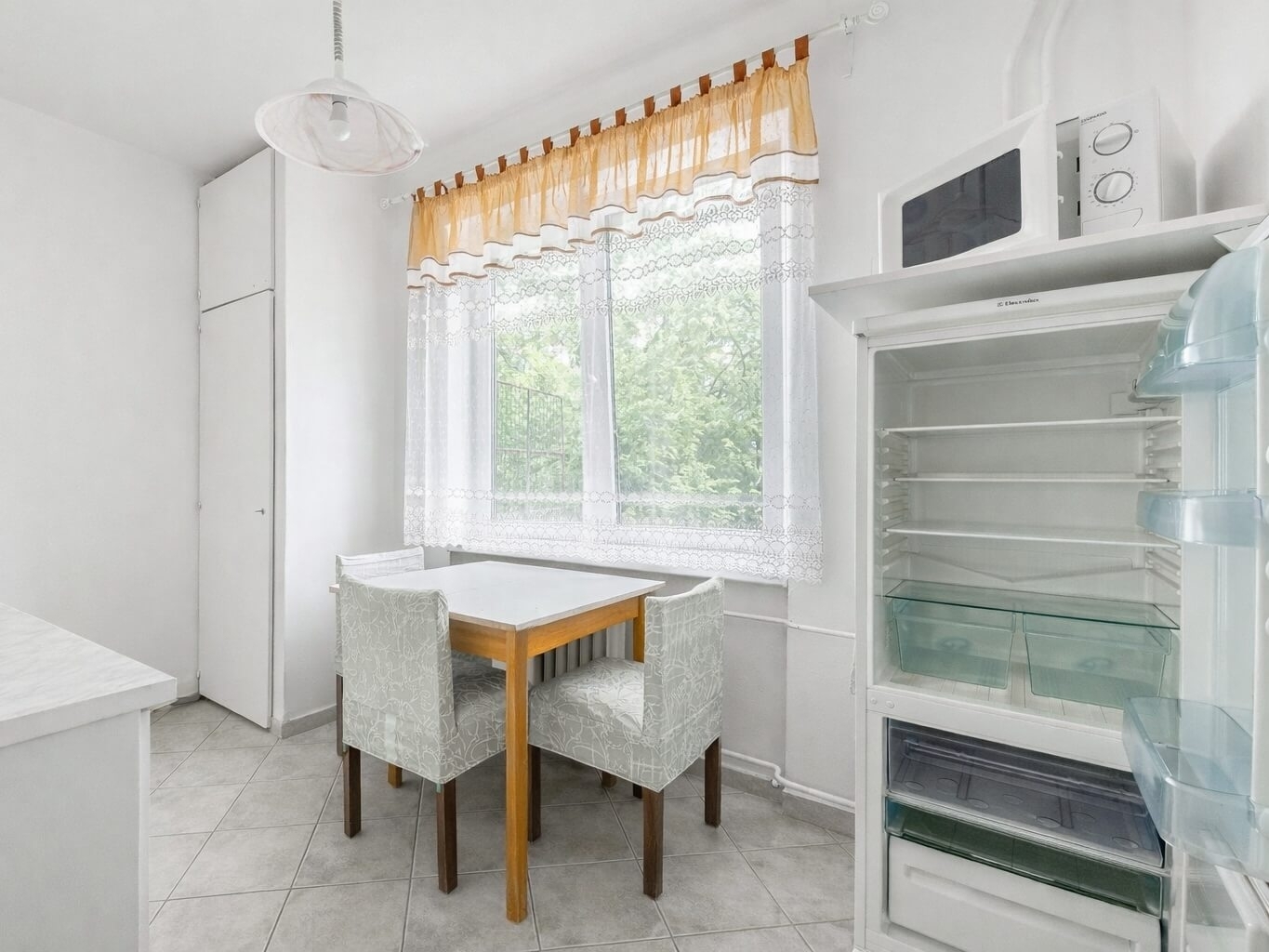 Jídelní kout s oknem do zeleně, lednicí Electrolux