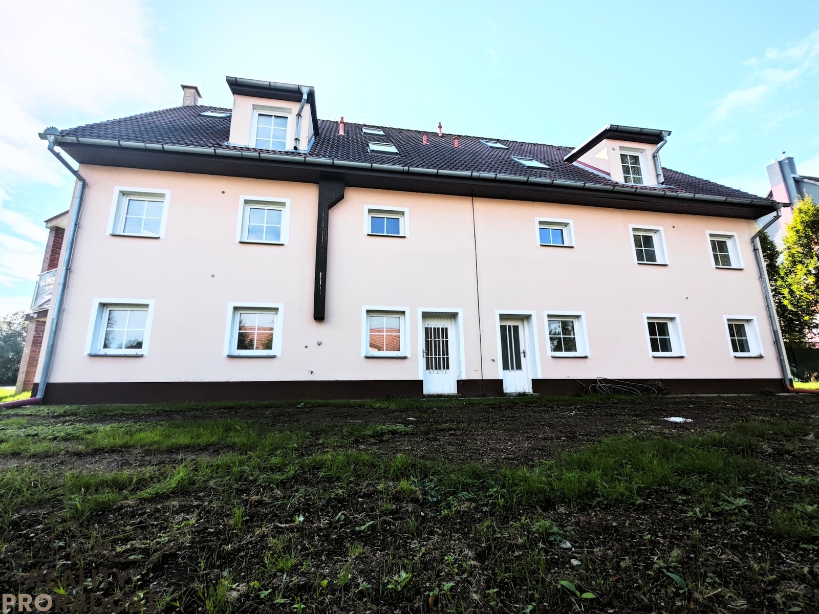 Pohled na dvojdomy ze zahrady