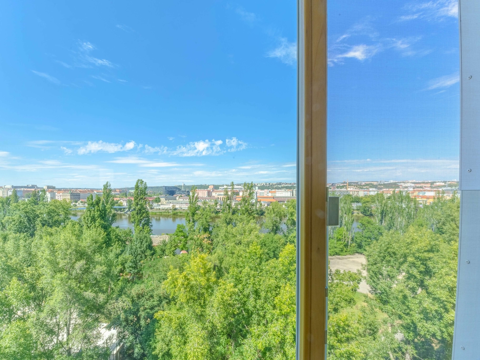 Výhled z bytu na řeku Vltavu a panorama Prahy